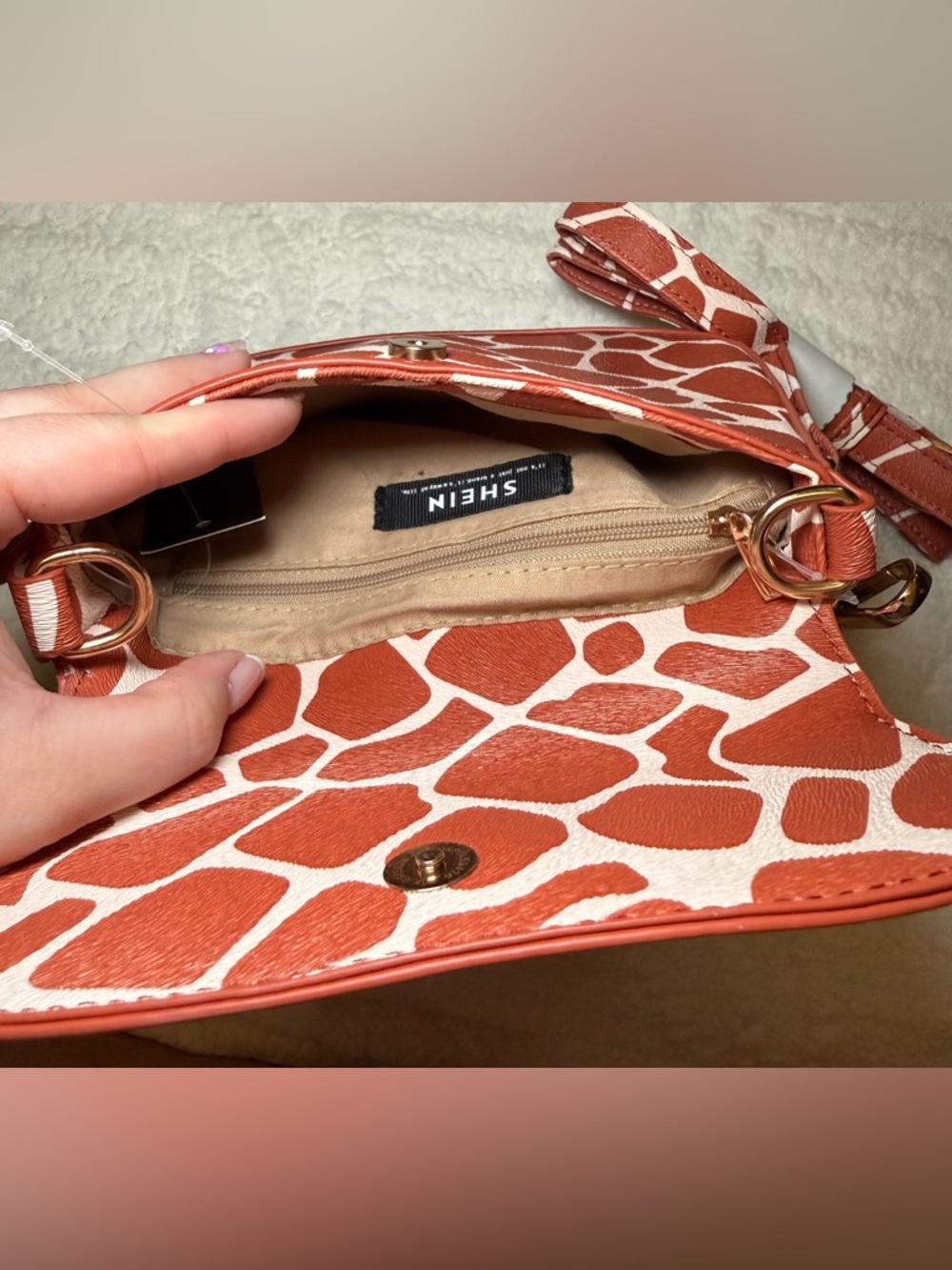SHEIN Red/Orangeish & White Giraffe-Print Crossbody Bag - Picture 4 of 8